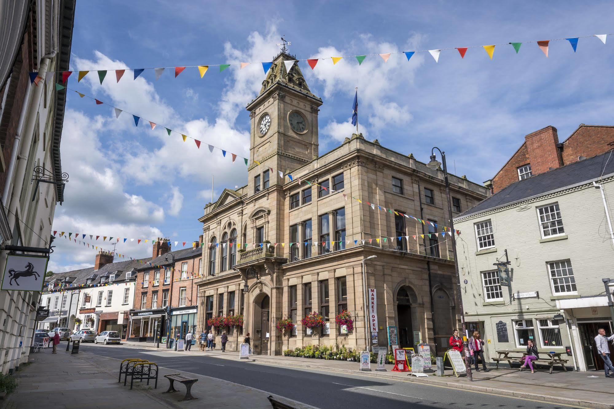 The Royal Oak Hotel, Welshpool, Mid Wales 외부 사진