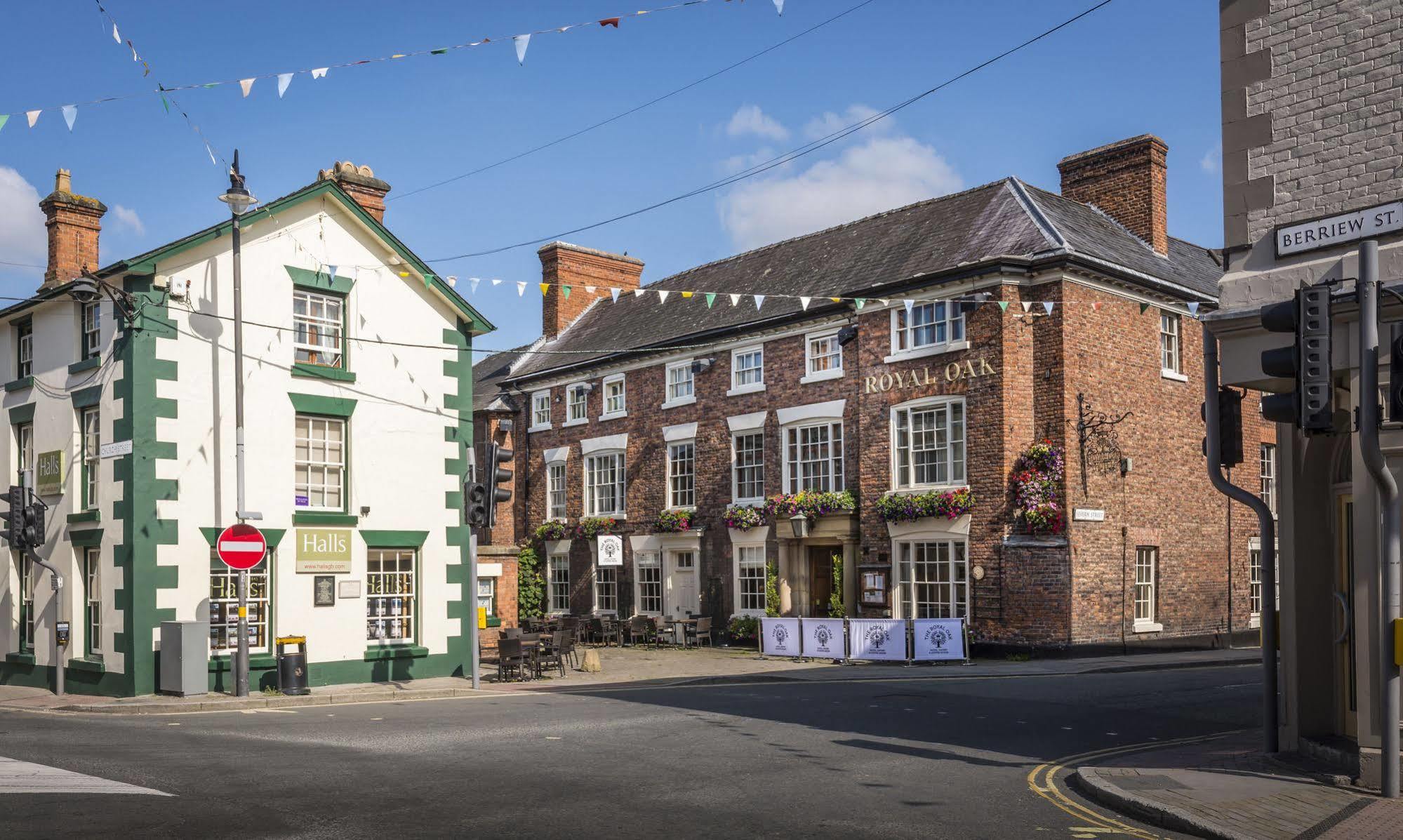 The Royal Oak Hotel, Welshpool, Mid Wales 외부 사진